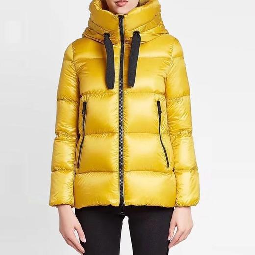 点此购买  女款 Moncler 小A娃娃版鹅绒羽绒服  亮 109935 商品图3