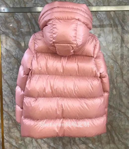 点此购买  女款 Moncler 小A娃娃版鹅绒羽绒服  亮 109935 商品图6