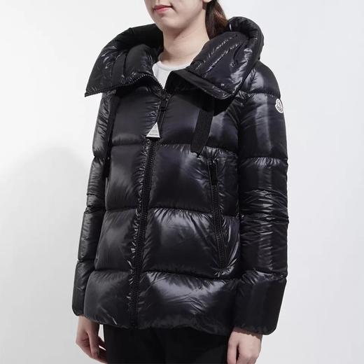 点此购买  女款 Moncler 小A娃娃版鹅绒羽绒服  亮 109935 商品图2