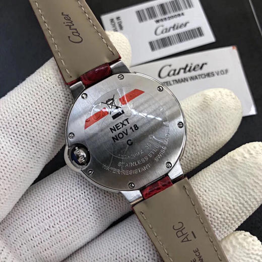    卡地亚蓝气球系列 新年中国红🇨🇳 中号33mm 瑞士石英机芯 蓝宝石镜面，鳄鱼纹牛皮表带蓝宝石镜面，认准独家品质，不断的升级修改 更一步的接近正品「1970621603」 商品图6