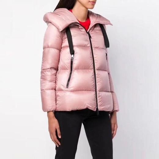 点此购买  女款 Moncler 小A娃娃版鹅绒羽绒服  亮 109935 商品图1