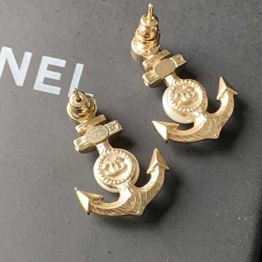 点此购买  Chanel海军水手船锚吊坠耳环 豆 商品图1