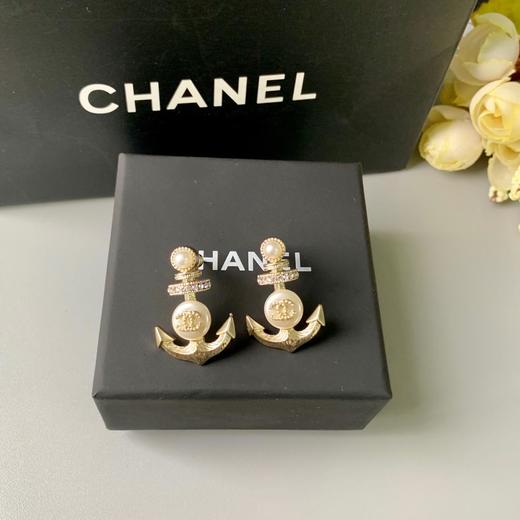 点此购买  Chanel海军水手船锚吊坠耳环 豆 商品图4
