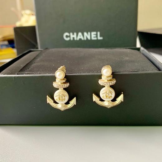 点此购买  Chanel海军水手船锚吊坠耳环 豆 商品图5