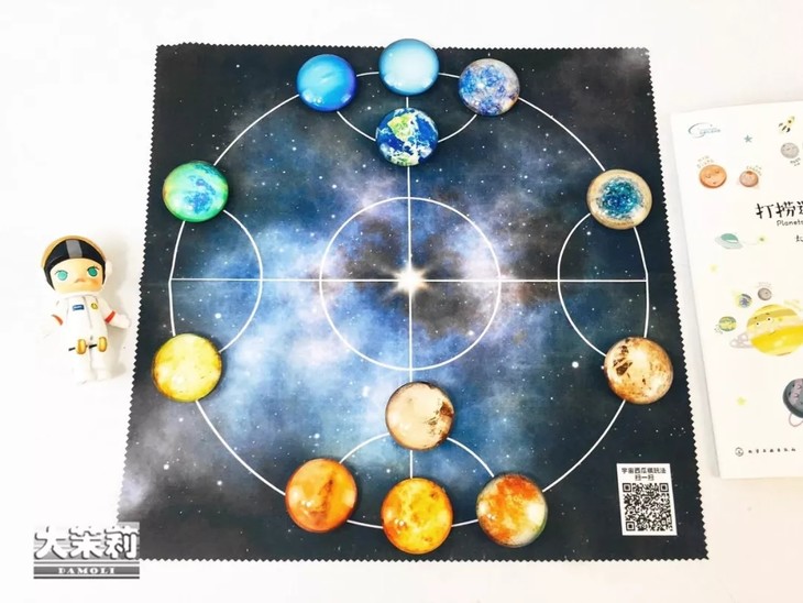 太阳系行星信息科普书,配套教具含20颗水晶行星棋子 宇宙西瓜棋盘,扫