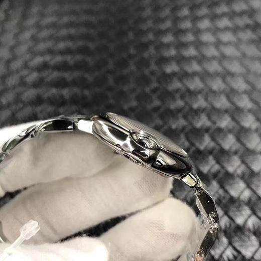 V6   卡地亚蓝气球系列 中号直径33mm，正品开模，从内而外达到乱真效果，鱼眼蓝宝石镜面 最新升级版瑞士朗达机芯，一表一码，拆机亦难辨真伪。这是一款可以当正品戴的精品腕表。 商品图5