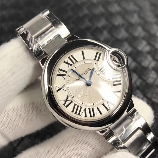 V6   卡地亚蓝气球系列 中号直径33mm，正品开模，从内而外达到乱真效果，鱼眼蓝宝石镜面 最新升级版瑞士朗达机芯，一表一码，拆机亦难辨真伪。这是一款可以当正品戴的精品腕表。 商品图4