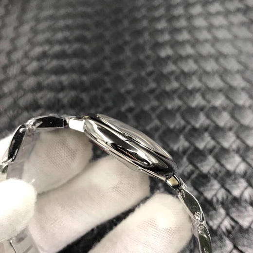 V6   卡地亚蓝气球系列 中号直径33mm，正品开模，从内而外达到乱真效果，鱼眼蓝宝石镜面 最新升级版瑞士朗达机芯，一表一码，拆机亦难辨真伪。这是一款可以当正品戴的精品腕表。 商品图6