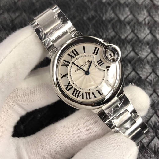 V6   卡地亚蓝气球系列 中号直径33mm，正品开模，从内而外达到乱真效果，鱼眼蓝宝石镜面 最新升级版瑞士朗达机芯，一表一码，拆机亦难辨真伪。这是一款可以当正品戴的精品腕表。 商品图2