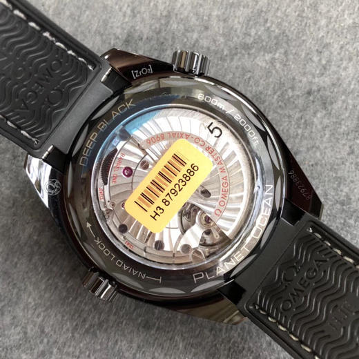 VS欧miga 2018压轴之作—“深海之黑”全陶瓷壳套、专有机芯、全橡胶表带等等都是它的标配。想要花正品价格的尾数或者正品价格3%-4%,得到无限接近正品质感的享受。 商品图8