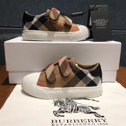 点此购买   儿童Burberry 巴宝莉格子纹低邦童鞋 xcl 110976 商品图7