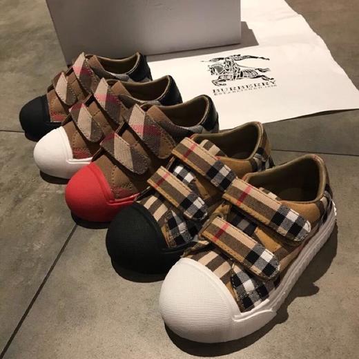 点此购买   儿童Burberry 巴宝莉格子纹低邦童鞋 xcl 110976 商品图1