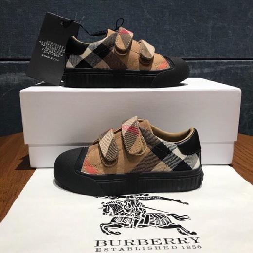 点此购买   儿童Burberry 巴宝莉格子纹低邦童鞋 xcl 110976 商品图9