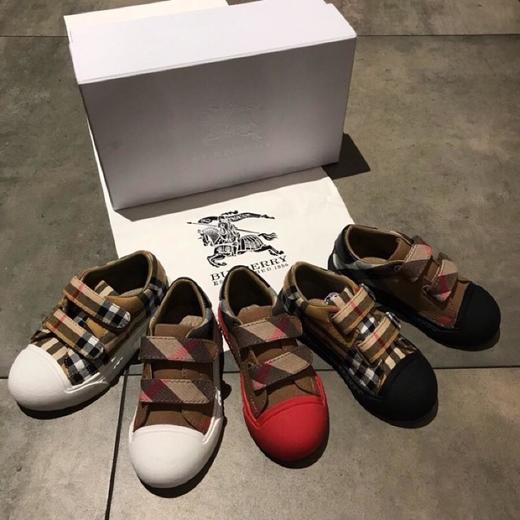 点此购买   儿童Burberry 巴宝莉格子纹低邦童鞋 xcl 110976 商品图4