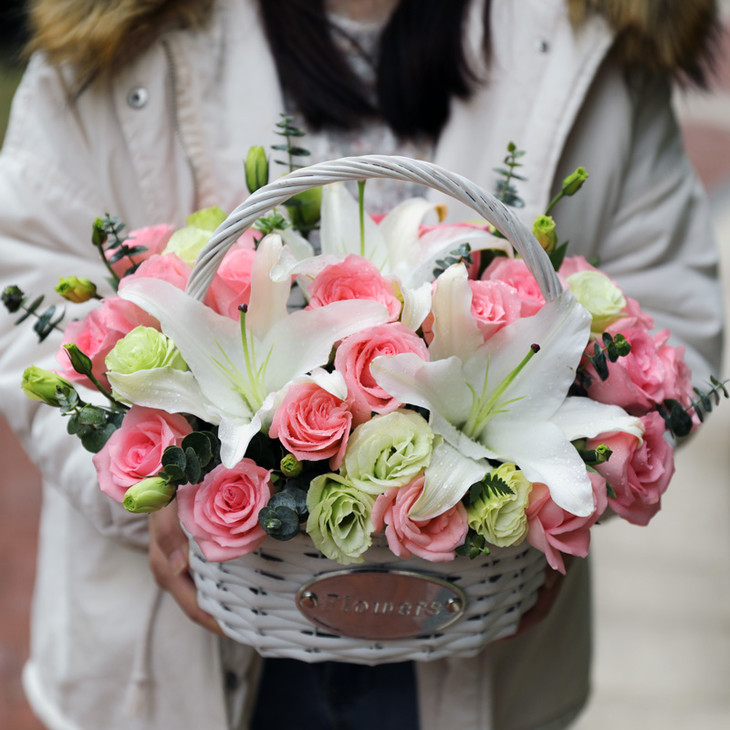 【鲜花】19朵粉玫瑰 3朵白百合混搭鲜花手提花篮(tlz34)