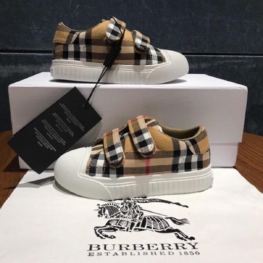 点此购买   儿童Burberry 巴宝莉格子纹低邦童鞋 xcl 110976 商品图6