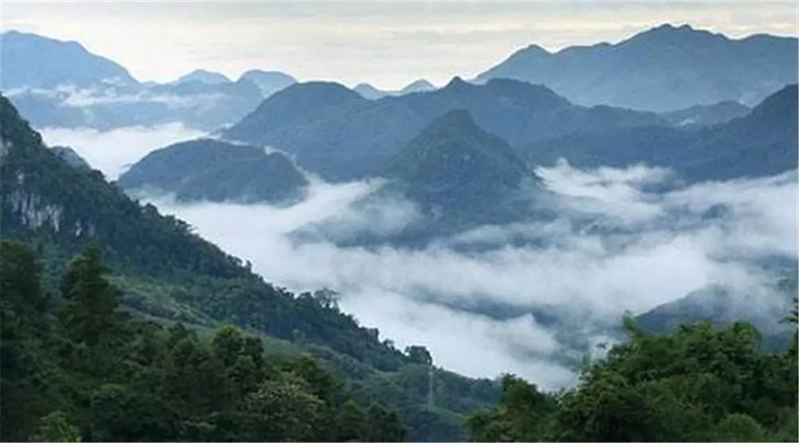 阳光充足,雨量充沛,山峦起伏形成屏障