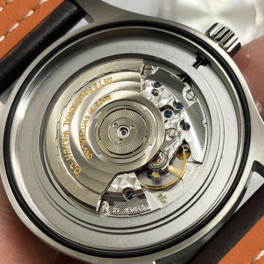 原单品质   万国飞行员IWC327001马克十八传承腕表，采用原装瑞士ETA2892自动上链机械机芯，表径42mm。独家渠道进口意大利SANTONI牛皮，一条牛皮成本相当于市面一般牛皮的几倍 商品图5