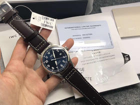 原单品质   万国飞行员IWC327001马克十八传承腕表，采用原装瑞士ETA2892自动上链机械机芯，表径42mm。独家渠道进口意大利SANTONI牛皮，一条牛皮成本相当于市面一般牛皮的几倍
