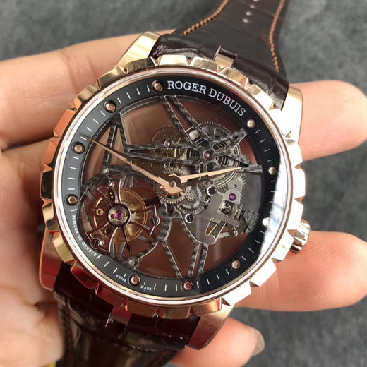 罗杰杜彼 陀飞轮腕表 经典元素：锐利的边角，与无懈可击的机械装置。表壳直径为42mm.厚度10毫米，夹板与表桥精简至极致， 从而真正保留精髓。搭载定制505SQ陀飞轮机械机芯， 以非凡技术营造空灵 商品图2