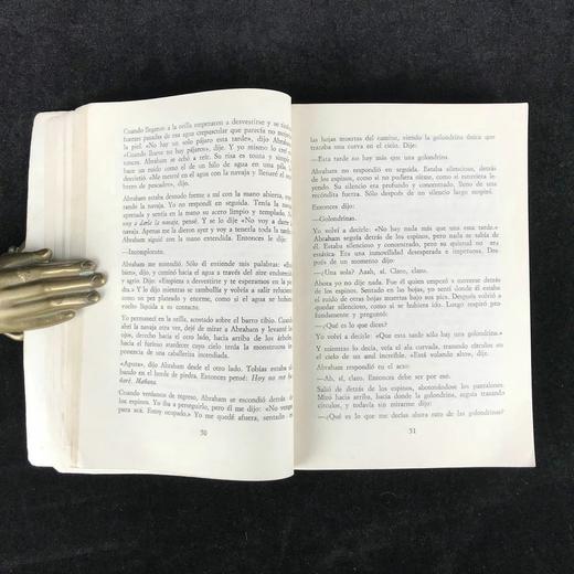 【西班牙语】马尔克斯亲笔签名本《马孔多的两个故事》 平装32开 商品图7