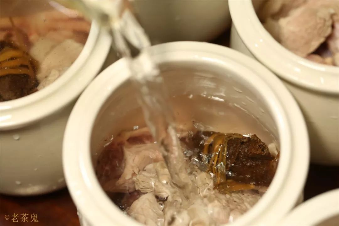 如果使用炖盅,每个炖盅配一枚"广东三宝"刚刚好.