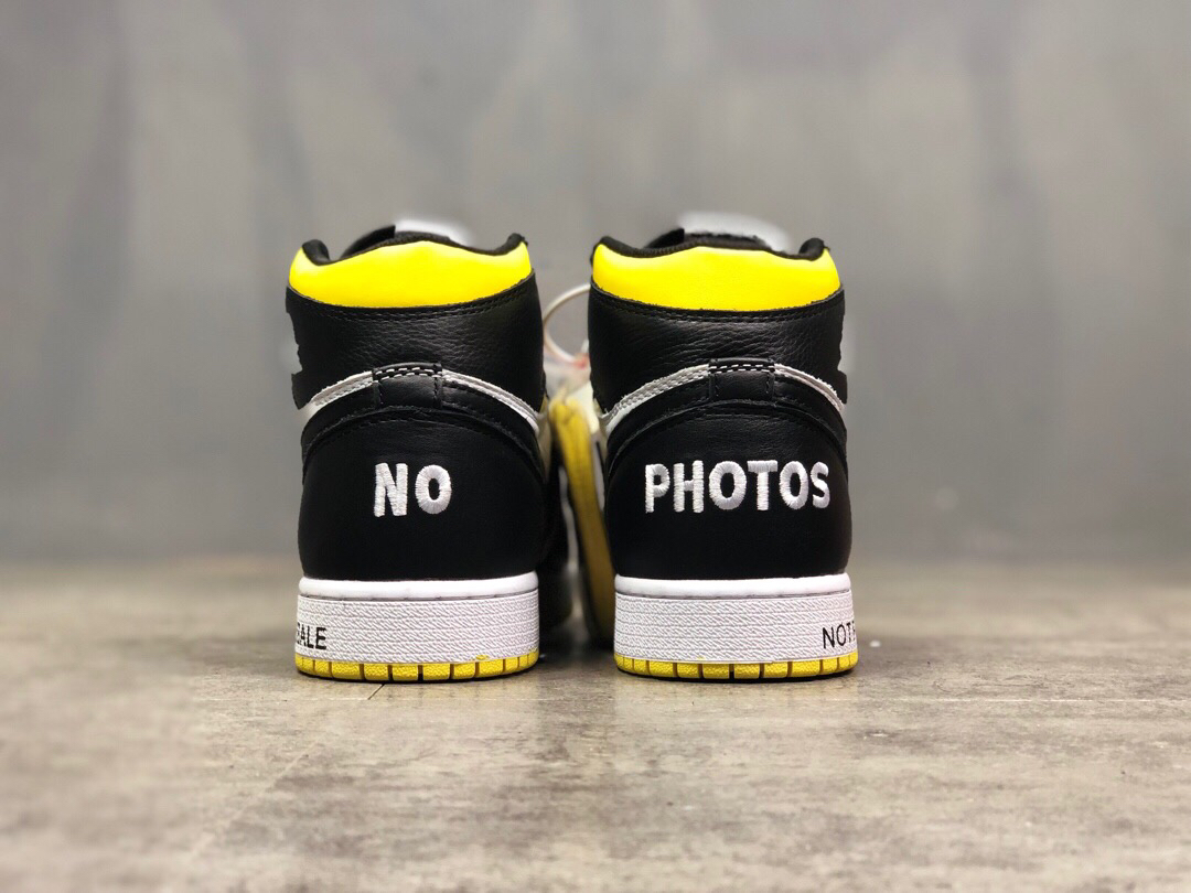 鞋款的脚后跟处刺绣着"nophotos(请勿拍照)";鞋舌上印有"wearme(请上