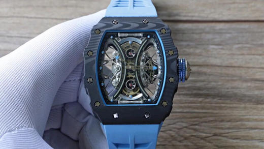 理查德·米勒RICHARD MILLE
RM53-01 这款腕表充满动感与活力。表壳由极为坚固抗震防损的TPT碳纤维加工制成，碳纤维独特的波纹光泽和犀利的表壳线条，更突显了这块腕表的运动风格；透过防眩 商品图1