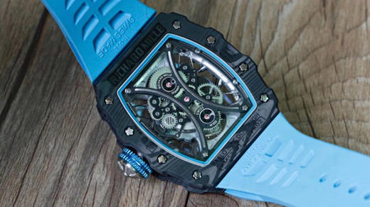 理查德·米勒RICHARD MILLE
RM53-01 这款腕表充满动感与活力。表壳由极为坚固抗震防损的TPT碳纤维加工制成，碳纤维独特的波纹光泽和犀利的表壳线条，更突显了这块腕表的运动风格；透过防眩 商品图8