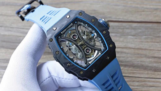 理查德·米勒RICHARD MILLE
RM53-01 这款腕表充满动感与活力。表壳由极为坚固抗震防损的TPT碳纤维加工制成，碳纤维独特的波纹光泽和犀利的表壳线条，更突显了这块腕表的运动风格；透过防眩 商品图2