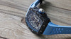 理查德·米勒RICHARD MILLE
RM53-01 这款腕表充满动感与活力。表壳由极为坚固抗震防损的TPT碳纤维加工制成，碳纤维独特的波纹光泽和犀利的表壳线条，更突显了这块腕表的运动风格；透过防眩 商品缩略图7