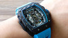 理查德·米勒RICHARD MILLE
RM53-01 这款腕表充满动感与活力。表壳由极为坚固抗震防损的TPT碳纤维加工制成，碳纤维独特的波纹光泽和犀利的表壳线条，更突显了这块腕表的运动风格；透过防眩 商品缩略图4