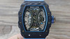 理查德·米勒RICHARD MILLE
RM53-01 这款腕表充满动感与活力。表壳由极为坚固抗震防损的TPT碳纤维加工制成，碳纤维独特的波纹光泽和犀利的表壳线条，更突显了这块腕表的运动风格；透过防眩 商品缩略图6