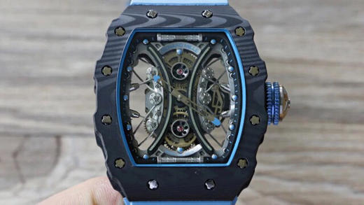理查德·米勒RICHARD MILLE
RM53-01 这款腕表充满动感与活力。表壳由极为坚固抗震防损的TPT碳纤维加工制成，碳纤维独特的波纹光泽和犀利的表壳线条，更突显了这块腕表的运动风格；透过防眩 商品图6