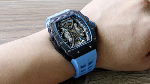理查德·米勒RICHARD MILLE
RM53-01 这款腕表充满动感与活力。表壳由极为坚固抗震防损的TPT碳纤维加工制成，碳纤维独特的波纹光泽和犀利的表壳线条，更突显了这块腕表的运动风格；透过防眩 商品图0