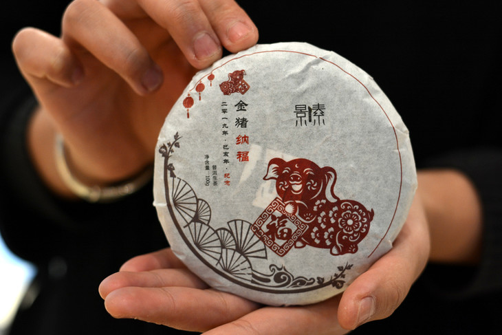 图案设计仍然沿袭金鸡报福,旺旺福饼的剪纸风格,憨态可掬的小猪怀抱
