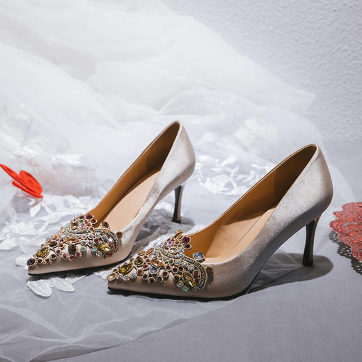 2019盗梦空间春秋新款高跟鞋女细跟尖头红色绸缎方扣单鞋水钻婚鞋新娘鞋子 商品图7