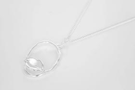 dora maar lips necklace