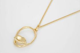 dora maar lips necklace