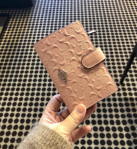 coach粉拼马车标 中号钱包