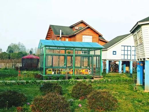 春节特惠住浪漫木屋！599抢价值超千元街子古镇旁独幢木屋，吃喝住玩一价全包！ 商品图0