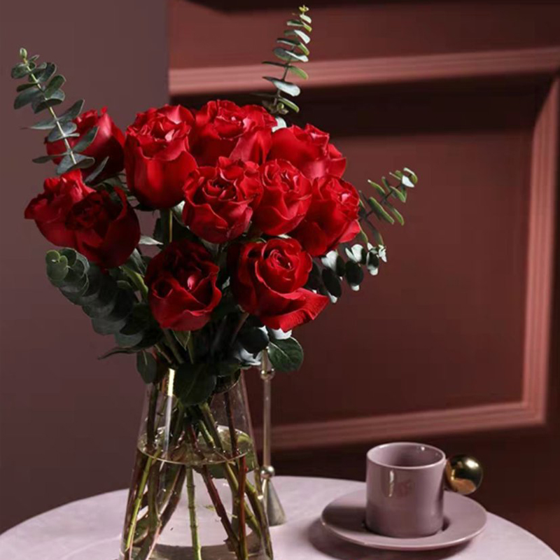 情人节瓶插玫瑰(一生挚爱)11朵红玫瑰加5支尤加利