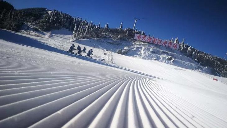 超值抢购【南天湖国际滑雪场】游玩套票,专业滑雪场,超炫酷运动