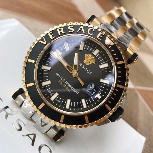 新款原单范思哲 Versace-V Race,运动型男表VAK系列，蓝宝石镜面 原装瑞士石英带日历，200米防水级别🏊🏻
表盘尺寸：45*12mm 商品图2