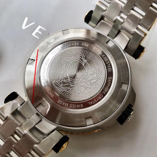 新款原单范思哲 Versace-V Race,运动型男表VAK系列，蓝宝石镜面 原装瑞士石英带日历，200米防水级别🏊🏻
表盘尺寸：45*12mm 商品图6