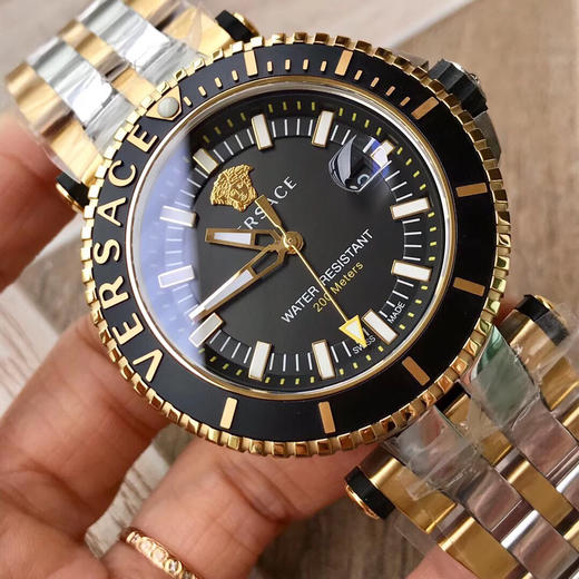新款原单范思哲 Versace-V Race,运动型男表VAK系列，蓝宝石镜面 原装瑞士石英带日历，200米防水级别🏊🏻
表盘尺寸：45*12mm 商品图3