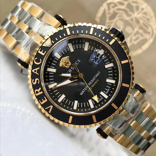 新款原单范思哲 Versace-V Race,运动型男表VAK系列，蓝宝石镜面 原装瑞士石英带日历，200米防水级别🏊🏻
表盘尺寸：45*12mm 商品图5