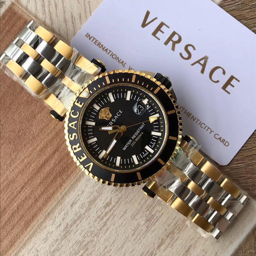新款原单范思哲 Versace-V Race,运动型男表VAK系列，蓝宝石镜面 原装瑞士石英带日历，200米防水级别🏊🏻
表盘尺寸：45*12mm 商品图1