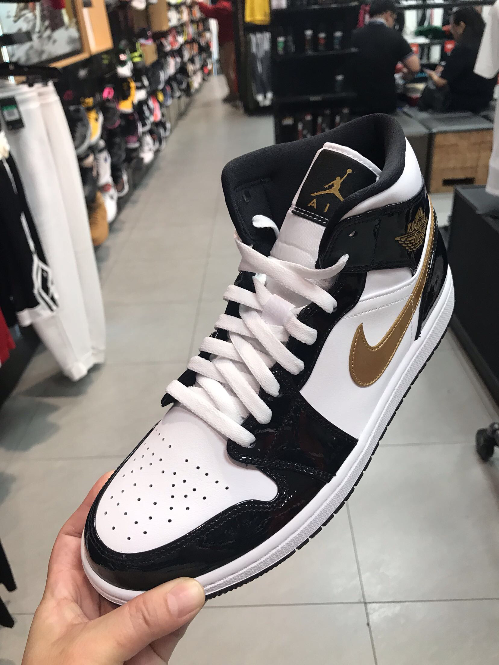 乔丹一代air jordan 1 mid中帮aj1小黑金脚趾漆皮男士