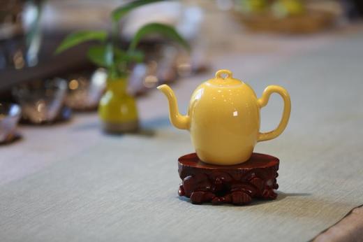 台湾大师 蔡晓芳 黄釉 美人肩壶 不带底座（口约4cm,高约9cm） 商品图0